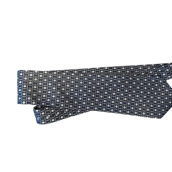 Arrow Men's Navy blue and White 100% silk Patterned Tie - Picture 1 of 6